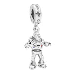 Apporte une touche galactique et fun à ton bracelet avec ce charm pendentif inspiré de Buzz l’Éclair. Son design en argent 925 met en avant le célèbre ranger de l’espace dans une version sobre et élégante, tout en gardant ses détails iconiques pour un rendu collector. Un bijou Disney Pixar parfait pour les fans de Toy Story et des aventures “vers l’infini et au-delà”.

Caractéristiques :

- Matière : Argent 925.
- Design : Buzz l’Éclair en charm pendentif tout argenté avec détails soignés.
- Dimensions : Ta