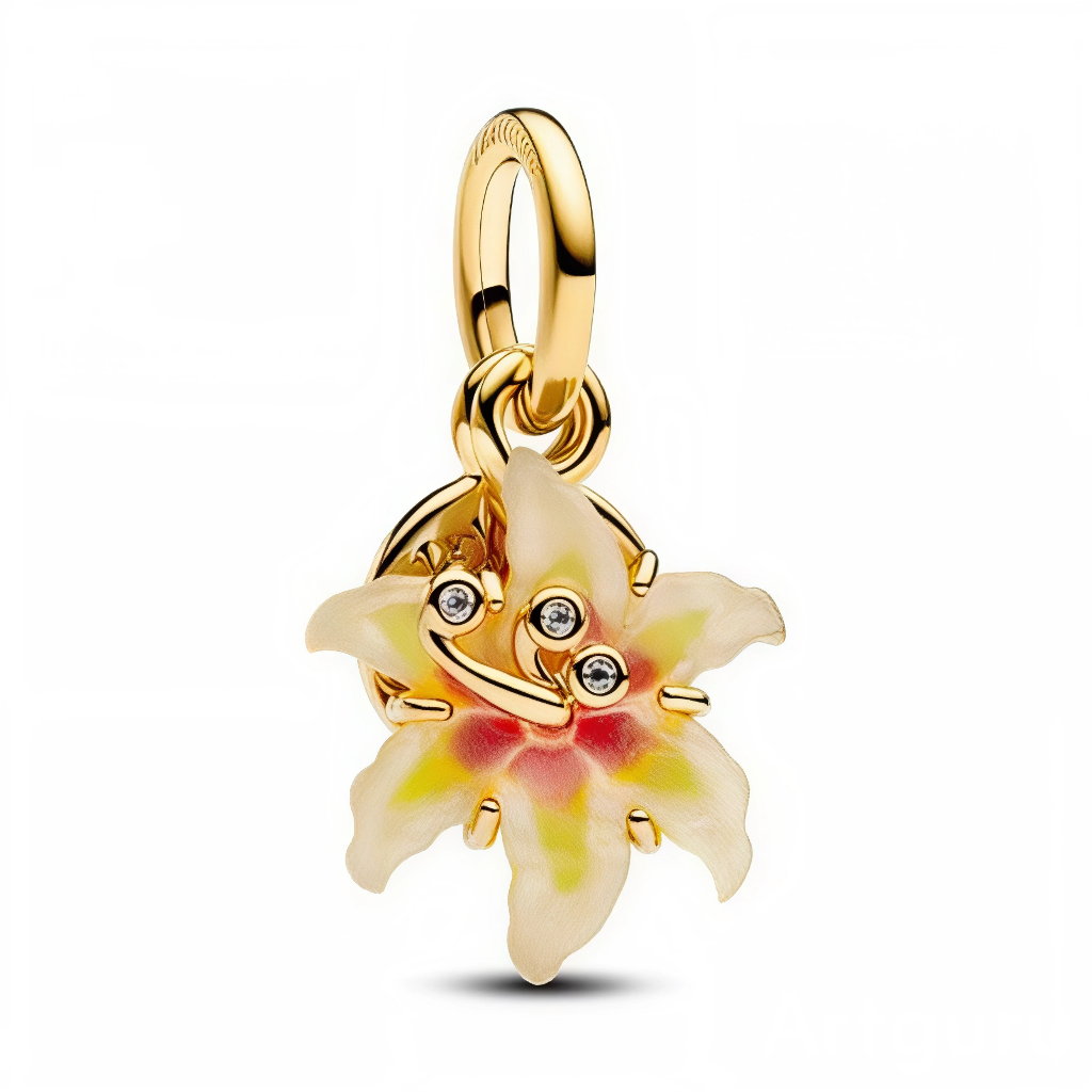 Ce charm représente une délicate fleur de campanule en pleine éclosion, recouverte d’un émail dégradé blanc, jaune et rose qui lui donne un aspect très naturel et lumineux. Le cœur de la fleur est rehaussé de trois petits cristaux ronds transparents sertis sur une tige dorée, comme des gouttes de rosée scintillantes.
