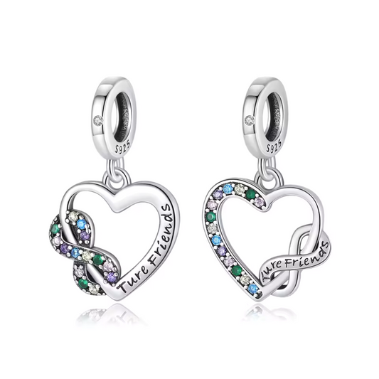 Célébrez l’amitié véritable avec le Lot de 2 Charms Ture Friends. En argent 925, ces charms complémentaires sont parfaits pour deux amis qui souhaitent symboliser leur lien spécial.