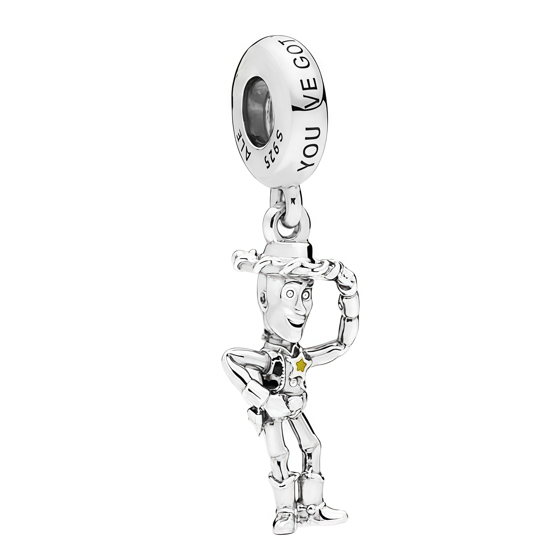Apporte une touche western et nostalgique à ton bracelet avec ce charm pendentif inspiré de Woody, le shérif emblématique de Toy Story. Son design entièrement argenté met en valeur ses détails iconiques, comme sa botte, son style cowboy et son allure reconnaissable entre mille, pour un bijou sobre, original et collector. Un charm Disney Pixar parfait pour les fans de l’univers Toy Story.

Caractéristiques :

- Matière : Argent 925.
- Design : Woody en version pendentif tout argenté avec détails soignés.
- D
