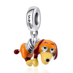 Apporte une touche drôle et attachante à ton bracelet avec ce charm pendentif inspiré de Zigzag, le petit chien de Toy Story. Son design en argent 925 reprend son allure reconnaissable avec un style plein de fantaisie et de caractère. Un bijou Disney Pixar original et collector, parfait pour les fans de l’univers Toy Story.

Caractéristiques :

- Matière : Argent 925.
- Design : Zigzag de Toy Story en charm pendentif avec détails soignés.
- Dimensions : Taille délicate et confortable à porter.
- Style : Bij