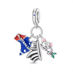 Ce charm en argent 925 est composé d’un anneau lisse décoré d’une petite étoile bleue, auquel sont suspendus trois pendentifs mobiles : une carte de l’Australie émaillée en bleu, rouge et blanc avec l’inscription « AUSTRALIA », une petite maison ou monument argenté stylisé, et un adorable koala accroché à une branche ornée de feuilles vertes.

Caractéristiques :

-Matière : Argent 925, émaux colorés bleu, rouge, blanc, vert.
-Design : Trio de pendentifs symbolisant l’Australie, avec carte, bâtiment et koala