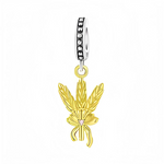 Ce charm se compose d’un anneau argenté orné d’une rangée de petits cabochons sombres en relief, d’où pend un bouquet d’épis de blé finement détaillés en métal doré. Les tiges sont nouées par un ruban stylisé, avec un minuscule accent clair au centre du nœud pour apporter une touche lumineuse supplémentaire.

Caractéristiques :
Matière : Métal argenté pour l’anneau, métal doré pour les épis, petits cabochons décoratifs sombres.
Design : Pendentif en forme de gerbe de blé liée par un ruban, suspendu à un ann