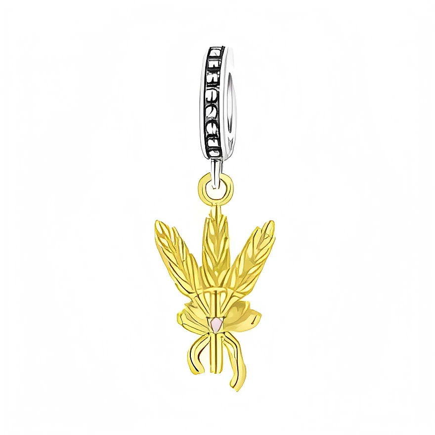 Ce charm se compose d’un anneau argenté orné d’une rangée de petits cabochons sombres en relief, d’où pend un bouquet d’épis de blé finement détaillés en métal doré. Les tiges sont nouées par un ruban stylisé, avec un minuscule accent clair au centre du nœud pour apporter une touche lumineuse supplémentaire.

Caractéristiques :
Matière : Métal argenté pour l’anneau, métal doré pour les épis, petits cabochons décoratifs sombres.
Design : Pendentif en forme de gerbe de blé liée par un ruban, suspendu à un ann