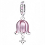 Ce charm en métal argenté représente une délicate fleur en forme de clochette, aux pétales bombés nacrés rose violacé, suspendue à un anneau lisse incrusté de petits éclats rose et blancs façon mosaïque. Sous la corolle pend un petit cristal transparent facetté, qui imite le cœur scintillant de la fleur.

Caractéristiques :

-Matière : Métal argenté, résine ou émail nacré rose, éclats décoratifs rose/blanc et cristal synthétique transparent.
-Design : Fleur clochette tombante, pétales lustrés, petit pendant