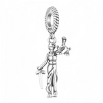 Ce charm en métal argenté représente une figurine de la Justice, drapée dans une longue robe, tenant un glaive abaissé dans une main et une petite balance dans l’autre, symbole d’équilibre et de vérité. La silhouette est suspendue à un anneau rond texturé façon corde torsadée, qui ajoute du relief tout en restant sobre pour mettre en valeur la petite statue.

Caractéristiques :

-Matière : Métal argenté poli.
-Design : Figure féminine de la Justice avec glaive, balance et bandeau, pendentif articulé sous un