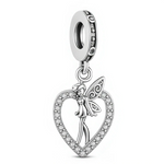 Ce charm en métal argenté présente une fine silhouette de fée ailée suspendue à l’intérieur d’un grand cœur ajouré entièrement pavé de petits cristaux clairs. La fée, aux ailes décorées de spirales délicates, est reliée à un anneau lisse orné tout autour de motifs gravés et de micro-cristaux pour rappeler l’éclat du pendentif.

Caractéristiques :

-Matière : Métal argenté poli avec incrustations de cristaux transparents.
-Design : Fée stylisée en relief au centre d’un cœur brillant, pendentif articulé sous 