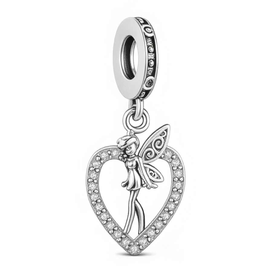 Ce charm en métal argenté présente une fine silhouette de fée ailée suspendue à l’intérieur d’un grand cœur ajouré entièrement pavé de petits cristaux clairs. La fée, aux ailes décorées de spirales délicates, est reliée à un anneau lisse orné tout autour de motifs gravés et de micro-cristaux pour rappeler l’éclat du pendentif.

Caractéristiques :

-Matière : Métal argenté poli avec incrustations de cristaux transparents.
-Design : Fée stylisée en relief au centre d’un cœur brillant, pendentif articulé sous 