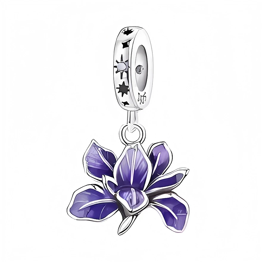 Ce charm en métal argenté représente une grande fleur d’inspiration orchidée ou lys, aux pétales émaillés dans un dégradé de violet profond rehaussé de fines nervures blanches. L’anneau lisse est ajouré de petits motifs silhouettes (soleil, lune, étoiles et insectes) qui rappellent un ciel de nuit autour de la fleur.

Caractéristiques :

-Matière : Métal argenté et émail violet brillant.
-Design : Grande fleur à plusieurs pétales épanouis, avec anneau décoré de symboles célestes découpés.
-Coloris : Argent 