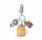 Ce charm pendentif en métal argenté célèbre l’automne avec une petite scène gourmande et chaleureuse, suspendue à un anneau travaillé façon tressage, serti d’un cristal orange étincelant. Trois breloques se partagent l’anneau : une grande tasse orange citrouille remplie de crème et de bonbons, un tournesol lumineux, et une paire de bottes cosy décorées de petits cristaux.

Caractéristiques :

-Matière : Métal argenté poli, émaux colorés (orange, marron, vert) et cristaux synthétiques dans les tons orangés.
