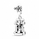 Ce charm pendentif en métal argenté représente un petit kart de course en volume, avec volant, siège et roues finement détaillés pour un rendu très réaliste. Le véhicule est suspendu à un anneau lisse orné de deux drapeaux croisés, rappelant les lignes d’arrivée des circuits et ajoutant une touche sportive au bijou.

Caractéristiques :

-Matière : Métal argenté poli.
-Design : Anneau décoré de drapeaux de course reliant un kart en 3D, avec cockpit, roues et châssis sculptés.
-Coloris : Argent brillant unifo
