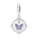 Ce charm en métal argenté se présente comme un médaillon rond délicatement cerclé d’un fin liseré décoratif ponctué de petits motifs perlés aux quatre points cardinaux. Au centre, un papillon émaillé dans des dégradés de violet et de lavande déploie ses ailes, souligné par un petit symbole étoilé gravé au-dessus qui rappelle une lueur de ciel nocturne.

Caractéristiques :

-Matière : Métal argenté poli avec émail coloré violet et lavande.
-Design : Médaillon circulaire suspendu à un anneau lisse, papillon c