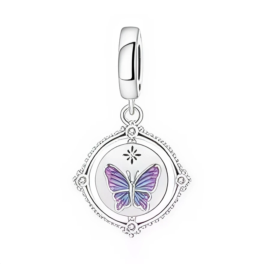 Ce charm en métal argenté se présente comme un médaillon rond délicatement cerclé d’un fin liseré décoratif ponctué de petits motifs perlés aux quatre points cardinaux. Au centre, un papillon émaillé dans des dégradés de violet et de lavande déploie ses ailes, souligné par un petit symbole étoilé gravé au-dessus qui rappelle une lueur de ciel nocturne.

Caractéristiques :

-Matière : Métal argenté poli avec émail coloré violet et lavande.
-Design : Médaillon circulaire suspendu à un anneau lisse, papillon c