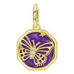 Ce pendentif en métal doré forme un médaillon octogonal rempli d’un fond émaillé violet profond, sur lequel se détache un papillon stylisé en relief avec un corps serti de petits cristaux clairs. Dans l’angle supérieur, une petite étoile dorée semble veiller sur l’insecte, tandis que des rangées de micro-points dorés suggèrent une trajectoire lumineuse autour de ses ailes.

Caractéristiques :

-Matière : Métal doré avec émail violet et cristaux transparents.
-Design : Médaillon octogonal suspendu à une béli