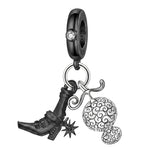 Charm pendentif inspiré de l’univers de One Piece, avec un motif représentant une botte de pirate noire accompagnée d’un fruit du démon décoré de motifs en spirale. Finement travaillé en argent 925 avec des détails noirs et argentés, ce modèle offre un rendu original et reconnaissable pour les passionnés de la série.

Caractéristiques :

Matière : Argent 925 avec détails noirs et argentés.
Design : Botte de pirate, éperon décoratif et fruit du démon à motifs spiralés.
Style : Manga, pirate, original et coll