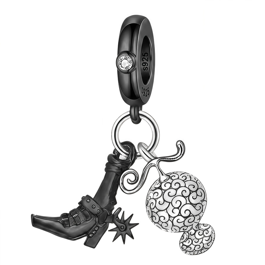 Charm pendentif inspiré de l’univers de One Piece, avec un motif représentant une botte de pirate noire accompagnée d’un fruit du démon décoré de motifs en spirale. Finement travaillé en argent 925 avec des détails noirs et argentés, ce modèle offre un rendu original et reconnaissable pour les passionnés de la série.

Caractéristiques :

Matière : Argent 925 avec détails noirs et argentés.
Design : Botte de pirate, éperon décoratif et fruit du démon à motifs spiralés.
Style : Manga, pirate, original et coll