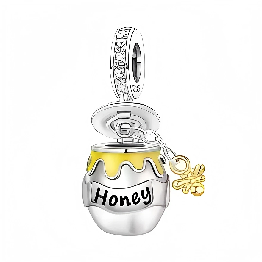 Ce charm en métal argenté représente un petit pot de miel bombé, dont le couvercle articulé est ouvert pour dévoiler l’intérieur, relié à un anneau décoré de motifs façon mosaïque. Le haut du pot est recouvert d’un émail jaune miel qui coule en ondulations, tandis qu’une étiquette gravée “Honey” en noir orne le ventre et qu’un minuscule pendentif cuillère/abeille doré est suspendu sur le côté.

Caractéristiques :

-Matière : Métal argenté poli, détails dorés et émail jaune.
-Design : Pot de miel tridimensio