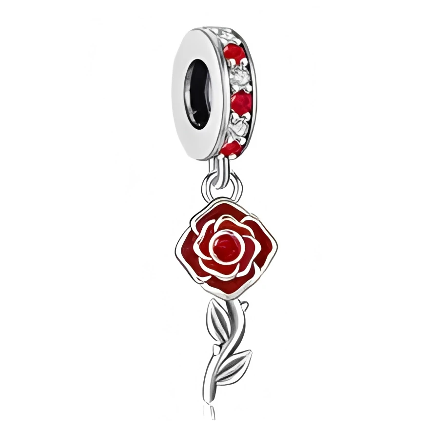 Ce charm en métal argenté se compose d’un anneau lisse orné d’une frise de petites fleurs en relief, ponctuée de cristaux rouge rubis tout autour. Un pendentif en forme de rose rouge stylisée y est suspendu : la fleur émaillée forme un bouton central rond entouré de pétales ajourés, prolongés par une tige argentée sinueuse et deux feuilles polies.

Caractéristiques :

-Matière : Métal argenté, émail rouge et cristaux synthétiques rouges.
-Design : Anneau décoré de fleurs et pierres rouges, rose pendante ave