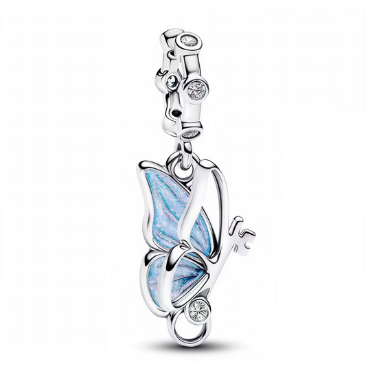 Ajoutez une touche de magie et de mystère à votre bracelet avec ce charm en Argent 925, représentant un élégant papillon bleu tenant une petite clé. Symbole de liberté et de découverte, ce bijou délicat apportera couleur et poésie à votre collection.

Caractéristiques
– Matière : Argent 925 (S925).
– Design : Papillon bleu avec petite clé suspendue.
– Coloris : Argenté brillant avec émail bleu éclatant.
– Style : Féminin, raffiné et symbolique.