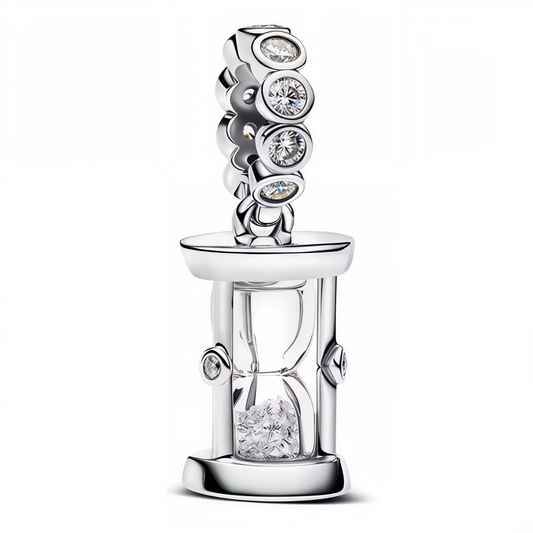 Apportez une touche d’élégance et de symbolisme à votre bracelet avec ce charm en Argent 925, représentant un sablier orné de strass scintillants. Symbole du temps qui passe et des précieux instants, il saura illuminer votre collection avec raffinement.

Caractéristiques
– Matière : Argent 925 (S925).
– Design : Sablier finement détaillé, décoré de strass.
– Coloris : Argenté brillant avec éclat cristallin.
– Style : Élégant, intemporel et raffiné.