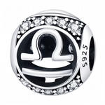 Équilibrez votre style avec ce charm rond en Argent 925, orné du signe astrologique Balance et de strass étincelants. Un bijou sophistiqué qui incarne harmonie et élégance.

Caractéristiques
– Matière : Argent 925 (S925).
– Design : Charm rond avec signe de la Balance et strass.
– Coloris : Argenté brillant avec éclat cristallin.
– Style : Astrologique, élégant et raffiné.