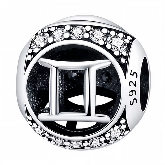 Apportez une touche raffinée et unique à votre bijou avec ce charm rond en Argent 925, mettant à l’honneur le signe astrologique Gémeaux. Les strass scintillants illuminent ce symbole de dualité et de communication.

Caractéristiques
– Matière : Argent 925 (S925).
– Design : Charm rond avec signe des Gémeaux et strass.
– Coloris : Argenté brillant avec éclat cristallin.
– Style : Astrologique, élégant et intemporel.