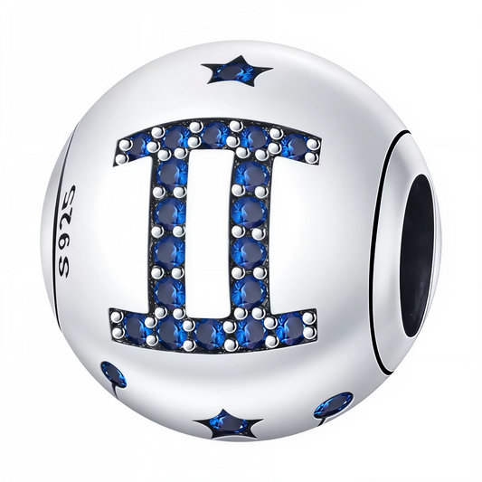 Exprimez votre dualité et votre vivacité d’esprit avec ce charm rond en Argent 925, représentant le signe astrologique Gémeaux orné de strass bleus éclatants. Un bijou élégant qui symbolise communication et curiosité, rehaussé d’une touche de couleur lumineuse.

Caractéristiques
– Matière : Argent 925 (S925).
– Design : Charm rond avec signe des Gémeaux et strass bleus.
– Coloris : Argenté brillant avec éclat bleu.
– Style : Astrologique, élégant et coloré.