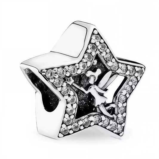 Apportez une touche de magie à votre collection avec ce charm en Argent 925 représentant une étoile et Fée Clochette, décoré de strass scintillants. Un bijou enchanteur qui illumine vos bracelets ou colliers avec élégance et fantaisie.

Caractéristiques
– Matière : Argent 925
– Design : Étoile et Fée Clochette finement détaillées
– Coloris : Argenté brillant avec strass scintillants
– Style : Féérique, élégant et fantaisiste