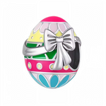 Ce charm arbore un œuf de Pâques ovale en émail rose vif, décoré de motifs floraux multicolores (jaune, vert, bleu) qui évoquent la renaissance printanière et la joie pascale. Un large ruban argenté noué en boucle entoure l’œuf comme un cadeau précieux, avec des ondulations élégantes pour un effet festif et raffiné. L’anneau supérieur pavé de zircons clairs fait scintiller cet objet féerique au poignet.