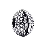 Ajoute une touche de légende à ta collection avec ce charm argenté en forme d’œuf de dragon, inspiré de l’univers mythique de Game of Thrones. Fabriqué en argent 925, ce bijou évoque les dragons de Daenerys Targaryen, symbole de renaissance, de pouvoir et de destinée. Son design texturé et détaillé en fait une pièce forte, empreinte de mystère et de magie.