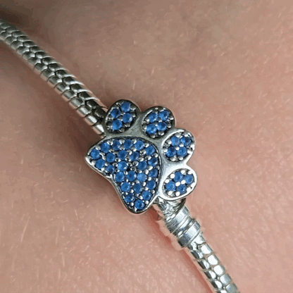 Exprimez votre amour pour les animaux avec ces superbes charms empreintes de patte. Finement travaillés en argent 925 et ornés de cristaux éclatants, ils symbolisent la fidélité et l'affection. Ces charms élégants sont parfaits pour personnaliser vos bracelets tout en ajoutant une touche de douceur.