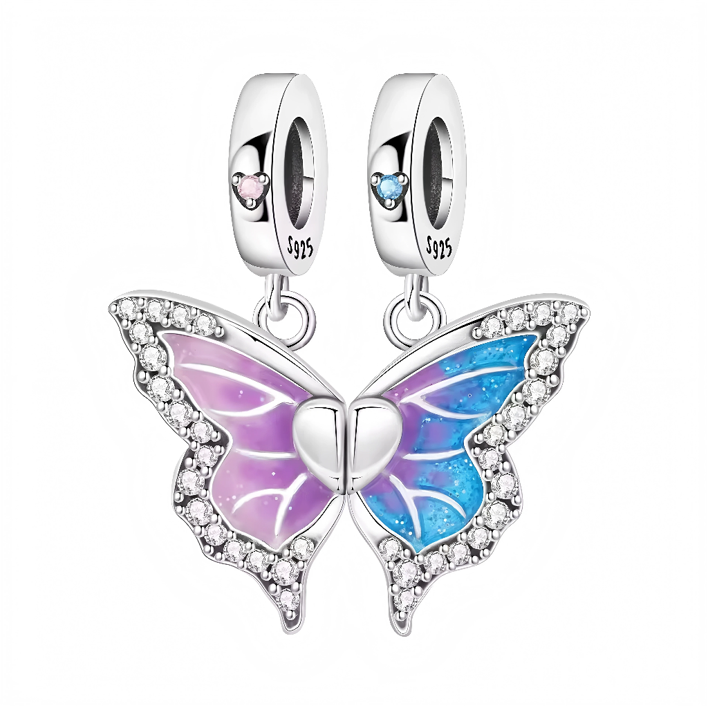 Ce duo de charms en argent représente un grand papillon qui se divise en deux moitiés parfaitement symétriques, à porter séparément et à réunir pour reformer l’ailes complète. La moitié gauche arbore un dégradé d’émail rose-lilas, la moitié droite un bleu intense moucheté, toutes deux bordées d’un pavage de petites pierres claires qui apportent un éclat précieux autour des ailes.

Caractéristiques :

-Matière : Argent 925 poli, émail coloré et oxydes de zirconium transparents.
-Design : Deux anneaux lisses 