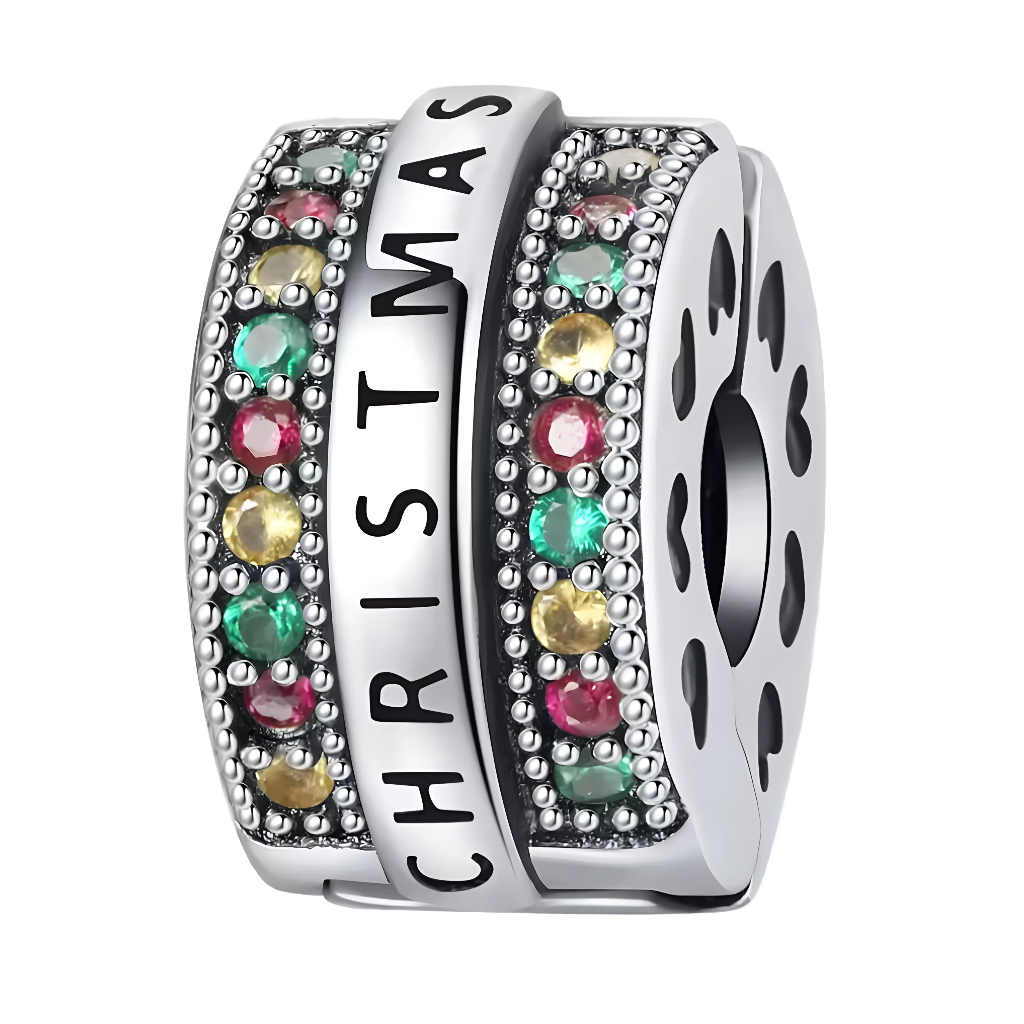 Ce clip rotatif en argent 925 superpose deux anneaux gravés « CHRISTMAS » en majuscules élégantes, incrustés de zircons multicolores arc-en-ciel (rouge, vert, jaune, bleu...) pour éclat festif. Il célèbre fêtes joyeuses avec style personnalisable, idéal pour bracelet ou collier Noël vibrant.

Caractéristiques :

Matière : Argent 925, zircons multicolores
Design : Double anneau rotatif texte « CHRISTMAS » pavé
Style : Noël festif coloré, pour esprit de fêtes ou collection saisonnière
