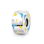 Ce charm clip en argent 925 est décoré de petits croissants de lune bleus et d’étoiles jaunes émaillées qui se répètent tout autour de la surface, entrecoupés de zircons transparents pour un effet scintillant. Grâce à une résine luminescente intégrée dans les motifs célestes, le charm brille doucement dans le noir après exposition à la lumière, rappelant un ciel nocturne étoilé.