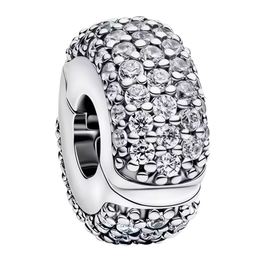 Apportez une touche scintillante et élégante à votre collection avec ce clips en Argent 925, entièrement orné de strass étincelants. Un accessoire brillant parfait pour sublimer vos bracelets avec éclat et sophistication.

Caractéristiques
– Matière : Argent 925 (S925).
– Design : Clips argenté recouvert de strass scintillants.
– Coloris : Argenté brillant avec éclat scintillant.
– Style : Élégant, lumineux et raffiné.