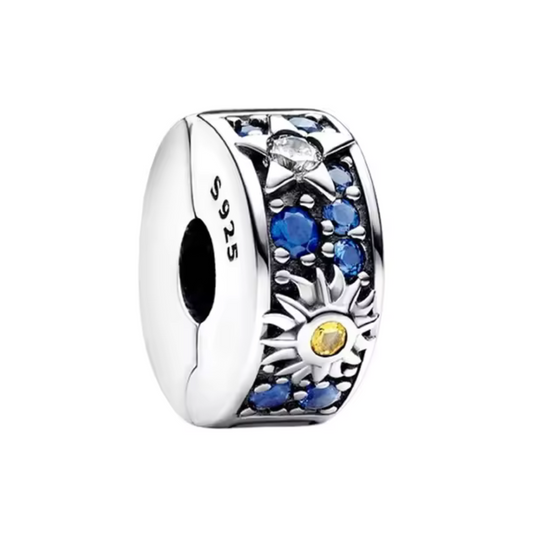 Apportez un équilibre céleste à votre bracelet avec le clips Étoile et Soleil, orné de motifs en émail bleu. Ce bijou en argent 925 incarne la dualité et l’harmonie entre le jour et la nuit, un choix parfait pour les amateurs d’astrologie et de symboles spirituels.