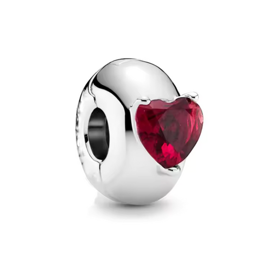 Exprimez votre amour avec le clips Cœur Rouge, une pièce en argent 925 ornée d’un cœur émaillé dans une teinte rouge éclatante. Simple et élégante, elle s’intègre parfaitement à tout bracelet et ajoute une touche romantique à votre collection.