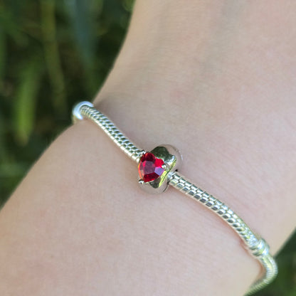 Exprimez votre amour avec le clips Cœur Rouge, une pièce en argent 925 ornée d’un cœur émaillé dans une teinte rouge éclatante. Simple et élégante, elle s’intègre parfaitement à tout bracelet et ajoute une touche romantique à votre collection.