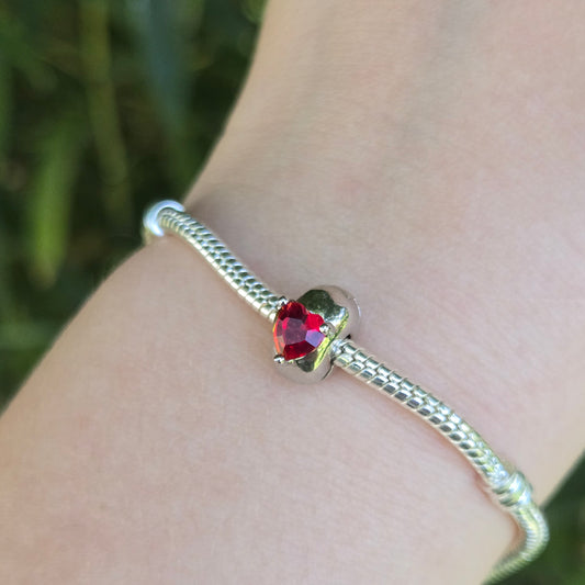 Exprimez votre amour avec le clips Cœur Rouge, une pièce en argent 925 ornée d’un cœur émaillé dans une teinte rouge éclatante. Simple et élégante, elle s’intègre parfaitement à tout bracelet et ajoute une touche romantique à votre collection.