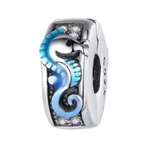 Ce clips charm en argent 925 (S925) capture hippocampe élégant aux courbes fluides et nageoires délicates, fixé par clip silicone pour bracelets. Il symbolise patience, dévotion et mystère marin.

Caractéristiques

Matière : Argent 925 (S925) poli avec finitions rhodiées optionnelles.
Design : Corps enroulé gracieux, queue spiralée, tête cheval stylisée inspirée fonds marins.
Compatibilité : Clip silicone pour bracelets Pandora Moments et similaires, sans perçage nécessaire.