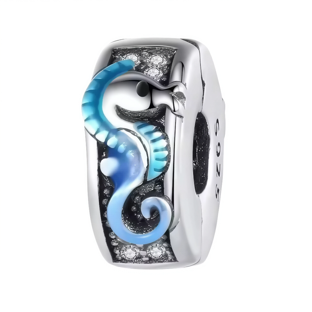 Ce clips charm en argent 925 (S925) capture hippocampe élégant aux courbes fluides et nageoires délicates, fixé par clip silicone pour bracelets. Il symbolise patience, dévotion et mystère marin.

Caractéristiques

Matière : Argent 925 (S925) poli avec finitions rhodiées optionnelles.
Design : Corps enroulé gracieux, queue spiralée, tête cheval stylisée inspirée fonds marins.
Compatibilité : Clip silicone pour bracelets Pandora Moments et similaires, sans perçage nécessaire.