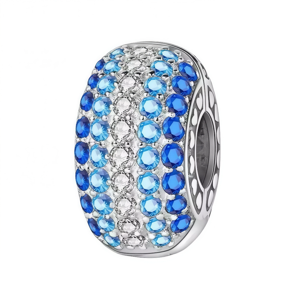 Ce clips charm en argent 925 (S925) arbore strass bleu étincelant taillé facettes pour reflets intenses, fixé par clip silicone sécurisé. Il symbolise élégance cristalline, pureté azurée et éclat précieux.

Caractéristiques

Matière : Argent 925 (S925) avec strass bleu cristal de haute qualité, résistant aux rayures.
Design : Strass central ovale ou ronde ciselée, monture fine texturée, clip interne souple.
Compatibilité : Clip silicone pour bracelets Pandora Moments et systèmes similaires sans perçage.