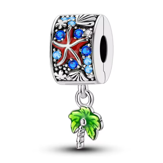 Plongez dans l’atmosphère tropicale avec ce magnifique Clips Coquillage et Palmier, parfait pour les amoureux de la mer et des destinations paradisiaques. Fabriqué en argent 925, ce charm combine un clip&nbsp;&nbsp;avec un petit palmier suspendu, symbolisant les vacances, le sable chaud et les moments de détente sous le soleil.

Les détails soignés du coquillage et du palmier rappellent la beauté des plages exotiques, faisant de ce charm un souvenir intemporel de vos escapades en bord de mer.