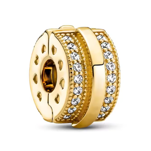 Ajoutez une touche d’élégance étincelante à votre bracelet avec le Clips Doré avec Strass, une pièce en argent 925 plaquée or ornée de strass scintillants. Idéal pour sécuriser vos charms tout en ajoutant un éclat raffiné à votre collection.