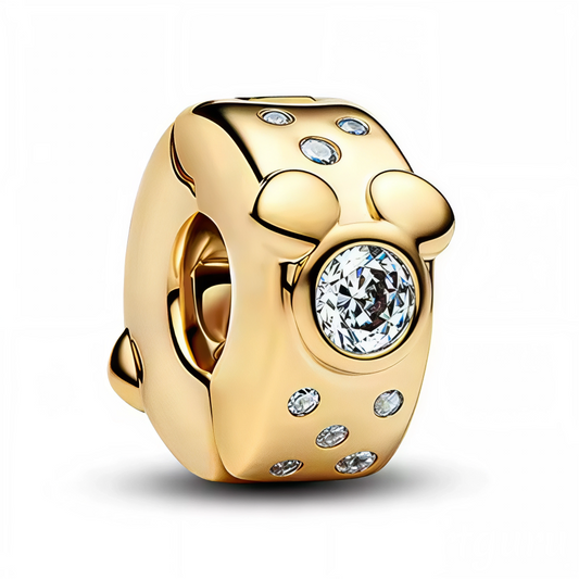 Ajoutez une touche ludique et élégante à votre collection avec ce clips en Argent 925 (S925) avec finition dorée, orné d’un strass scintillant et de la silhouette iconique de Mickey. Un accessoire parfait pour sublimer vos bracelets ou colliers tout en affichant votre amour pour ce personnage intemporel.

Caractéristiques :
Matière : Argent 925 (S925) avec finition dorée
Design : Silhouette de Mickey avec strass scintillant
Coloris : Doré brillant et strass clair
Compatibilité : Convient aux bracelets à cha