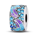 Ajoutez une touche aérienne à votre bracelet avec le clips Plume Bleu et Violet, fabriqué en argent 925 et orné de détails émaillés délicats. Ce bijou évoque la légèreté et la liberté, parfait pour ceux qui aiment les symboles doux et poétiques.