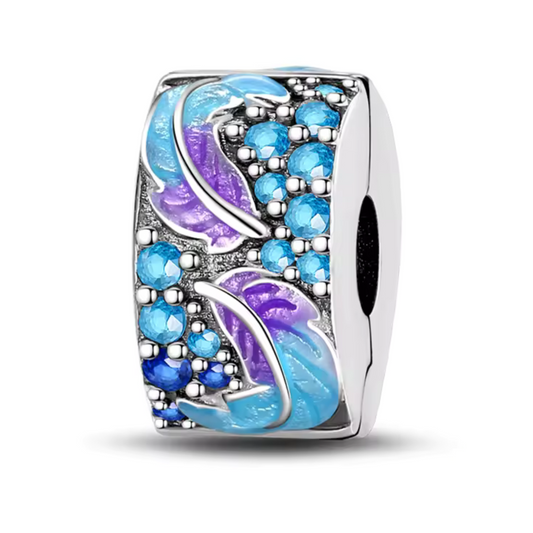 Ajoutez une touche aérienne à votre bracelet avec le clips Plume Bleu et Violet, fabriqué en argent 925 et orné de détails émaillés délicats. Ce bijou évoque la légèreté et la liberté, parfait pour ceux qui aiment les symboles doux et poétiques.