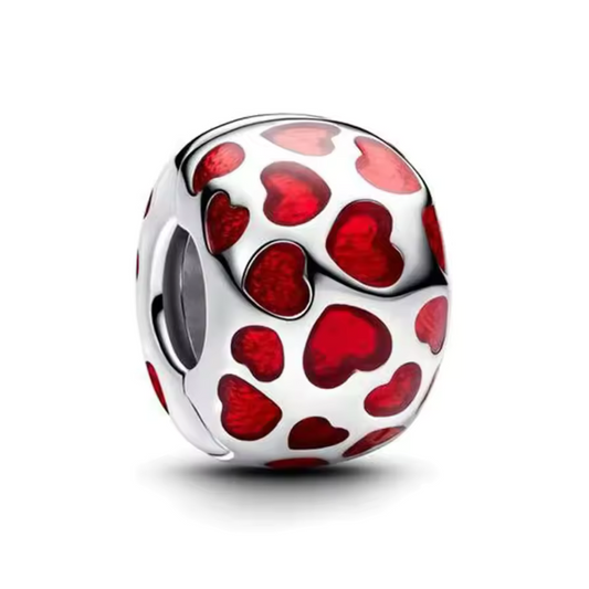 Ajoutez une touche de tendresse et de couleur à votre bracelet avec le Clip avec Petit Cœur Rouge, conçu avec soin en argent 925. Ce charm présente un petit cœur rouge éclatant, symbole d'amour pur et sincère, délicatement encadré pour offrir une belle touche de couleur à vos bijoux. Parfait pour apporter une note douce et romantique à votre collection, ce clip se fixe élégamment à votre bracelet.

Idéal pour compléter vos charms ou pour offrir un symbole d’amour à quelqu’un de spécial, ce clip avec cœur ro