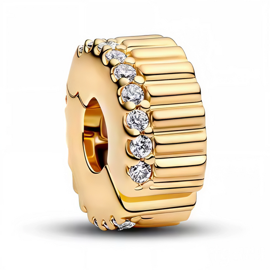 Ajoutez une touche d’éclat et de sophistication à votre collection avec ce clips en Argent 925, délicatement doré et orné de strass scintillants. Un accessoire élégant parfait pour sublimer vos bracelets avec finesse et brillance.

Caractéristiques
– Matière : Argent 925 (S925).
– Design : Clips doré avec strass étincelants.
– Coloris : Doré brillant avec éclat scintillant.
– Style : Élégant, raffiné et lumineux.