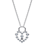 Ce pendentif monté sur collier fin en argent 925 présente un cadenas en forme de cœur entièrement pavé de petits oxydes de zirconium transparents, symbolisant l’amour bien gardé et les promesses éternelles avec une brillance exceptionnelle. La chaîne délicate met en valeur sa silhouette romantique et sécurisée.

Caractéristiques :

Matière : Argent 925 (S925) et oxydes de zirconium clairs
Design : Cadenas cœur rond bombé couvert de pierres rondes, anneau de suspension intégré, collier chaîne fine
Style : Ro